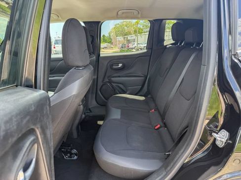 Used 2018 Jeep Renegade Altitude FWD image 18