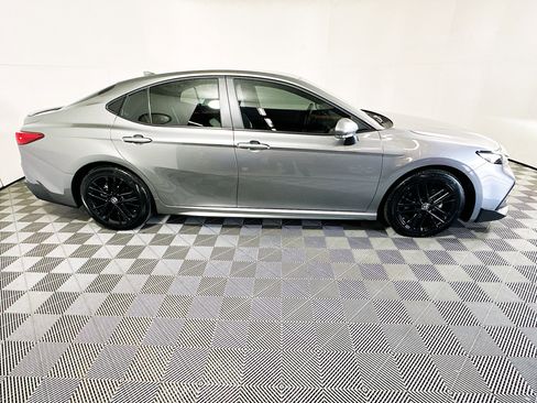 Used 2025 Toyota Camry SE w/ Convenience Package image 2