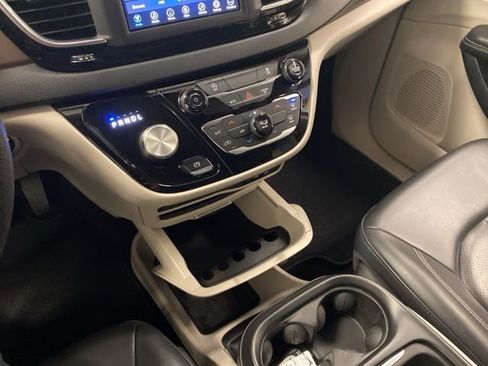 Used 2020 Chrysler Voyager Lxi image 12