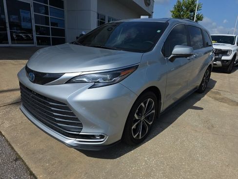 Used 2025 Toyota Sienna Platinum FWD image 2