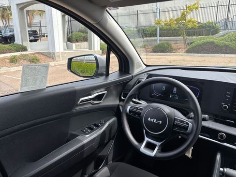 Used 2025 Kia Sportage LX image 33