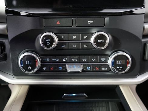 Used 2022 Ford Expedition XLT AWD/4WD image 32