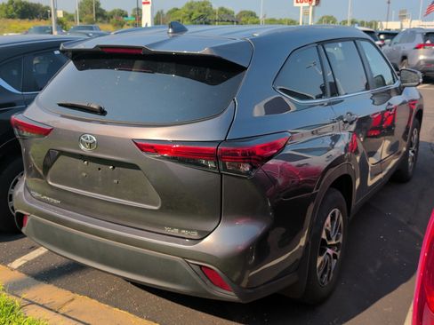 Used 2023 Toyota Highlander XLE AWD/4WD image 4
