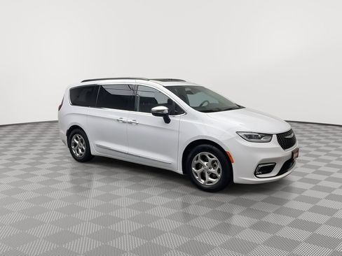 Used 2023 Chrysler Pacifica Limited image 43