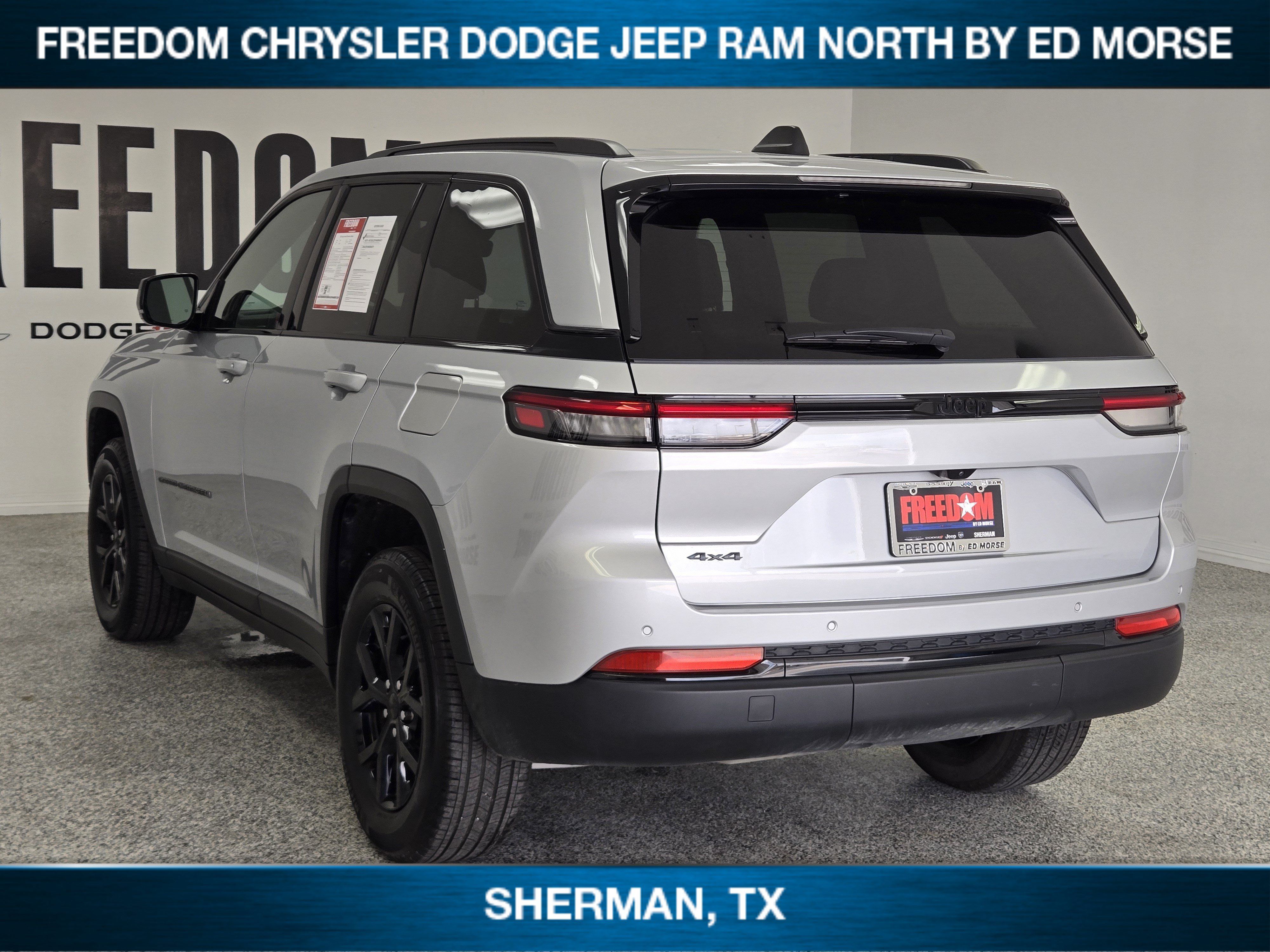 Used 2025 Jeep Grand Cherokee Altitude AWD/4WD image 4