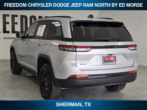 Used 2025 Jeep Grand Cherokee Altitude AWD/4WD image 4