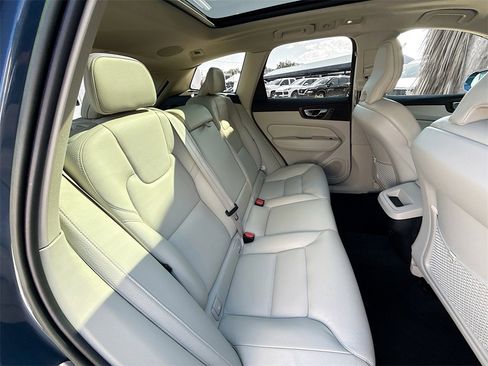 Used 2023 Volvo XC60 B5 Plus image 32