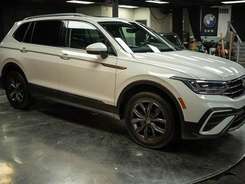 Used 2022 Volkswagen Tiguan SE w/ Panoramic Sunroof Package image 5