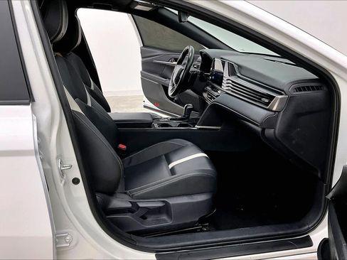 Used 2025 Toyota Camry SE w/ Convenience Package image 9