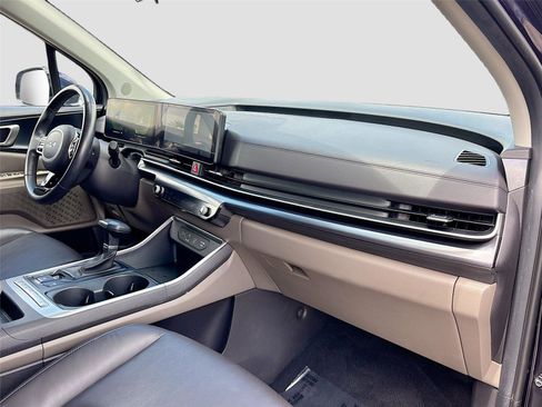 Used 2025 Kia Carnival FWD image 30