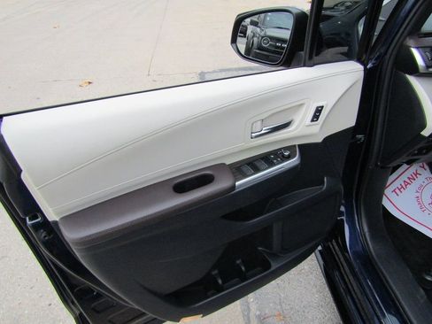 Used 2023 Toyota Sienna Platinum image 27