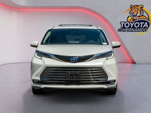 Used 2022 Toyota Sienna Limited FWD image 2