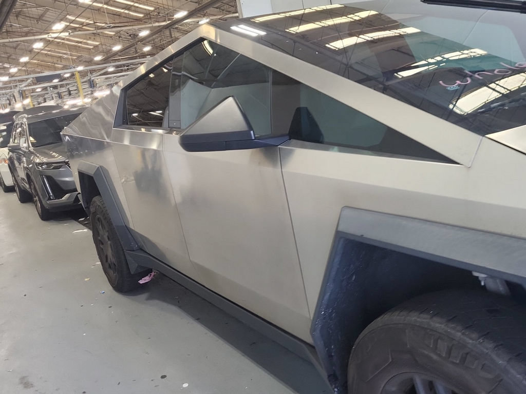 Used 2024 Tesla Cybertruck AWD Crew Cab image 3