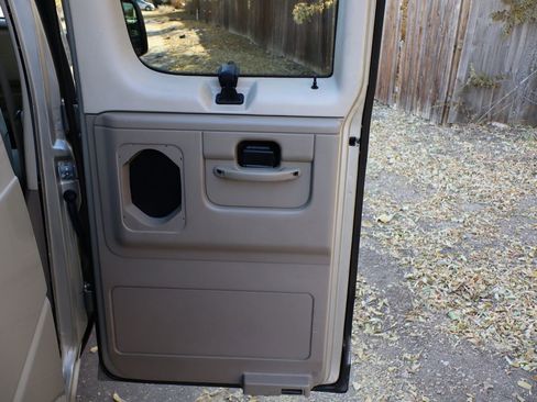 Used 2009 Ford E-350 and Econoline 350 Super Duty Wagon image 26