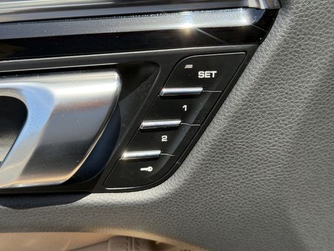 Certified 2025 Porsche Macan AWD/4WD image 24