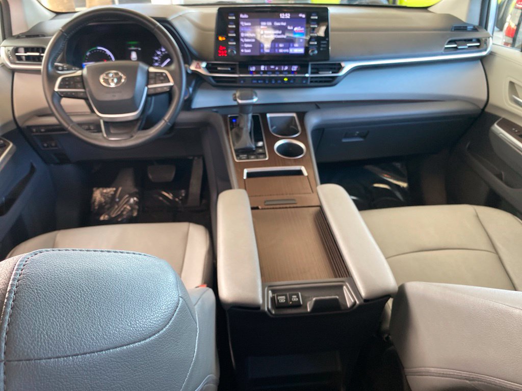 Used 2023 Toyota Sienna XLE FWD image 14
