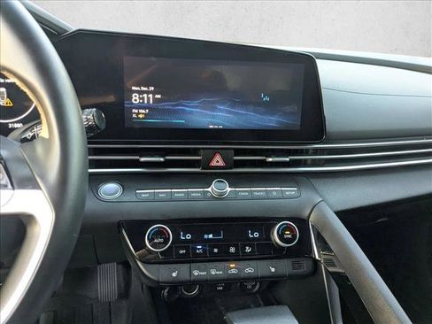 Used 2023 Hyundai Elantra SEL w/ Convenience Package image 10