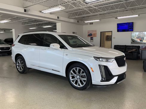 Used 2020 Cadillac XT6 Sport w/ Platinum Package AWD/4WD image 2