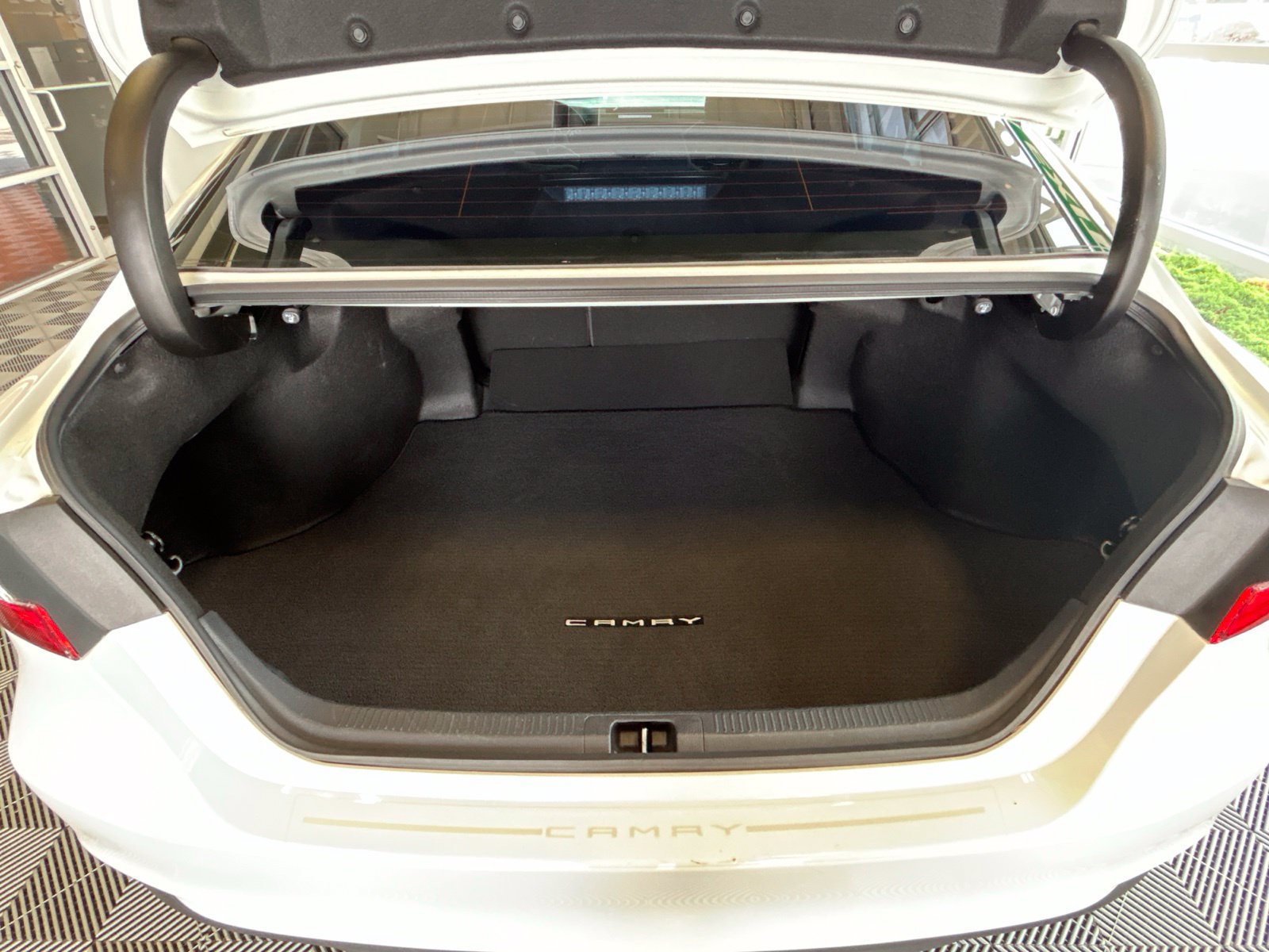 Used 2021 Toyota Camry LE w/ Carpet Mat Package (TMS) FWD image 11