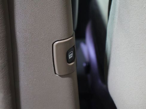 Used 2015 Chrysler Town & Country Touring w/ Driver Convenience Group FWD image 20