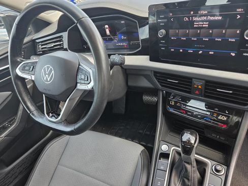 Used 2025 Volkswagen Jetta SE FWD image 29