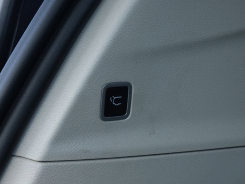 Used 2023 Chrysler Voyager LX image 17