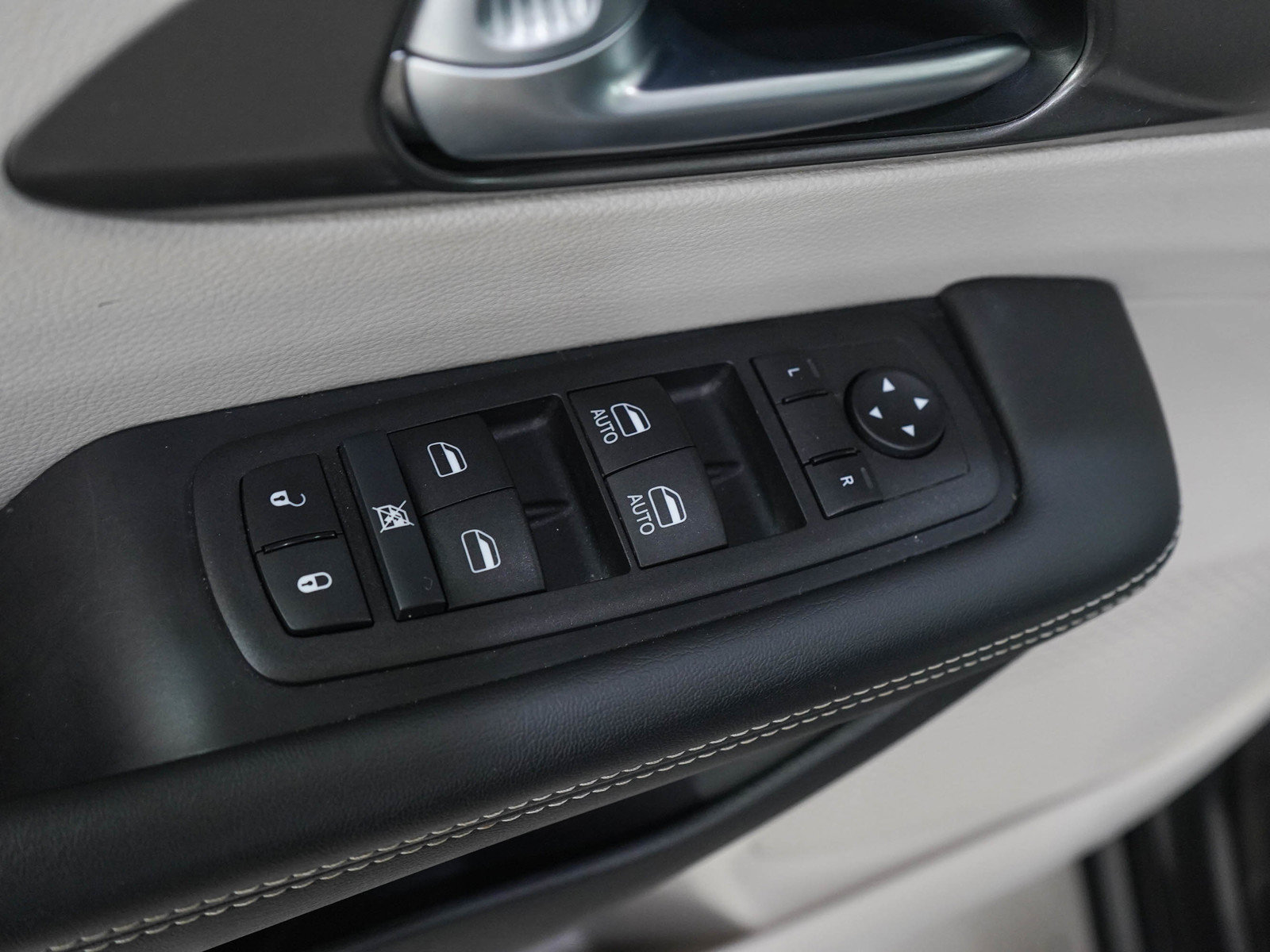 Used 2024 Chrysler Pacifica Touring-L AWD/4WD image 23