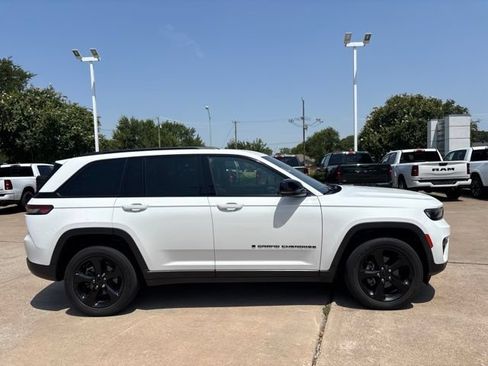 Used 2023 Jeep Grand Cherokee Altitude AWD/4WD image 4