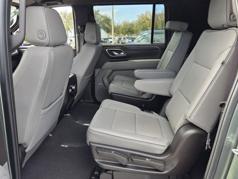 Used 2024 GMC Yukon XL SLT w/ SLT Luxury Package image 11