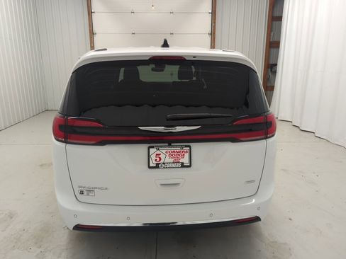 New 2026 Chrysler Pacifica Select image 3