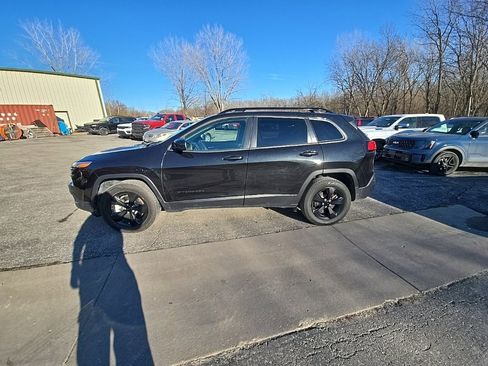 Used 2016 Jeep Cherokee Latitude image 3