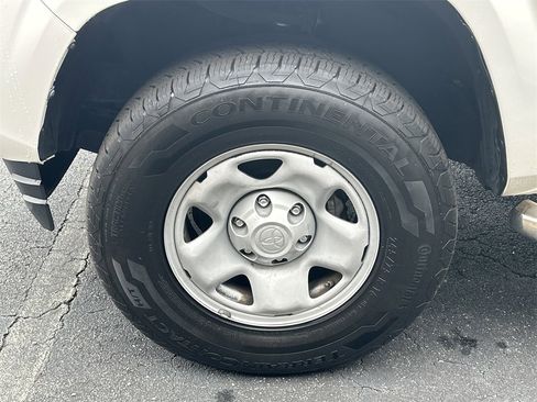 Used 2017 Toyota Tacoma SR image 11