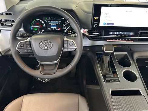 Used 2026 Toyota Sienna XLE FWD image 18