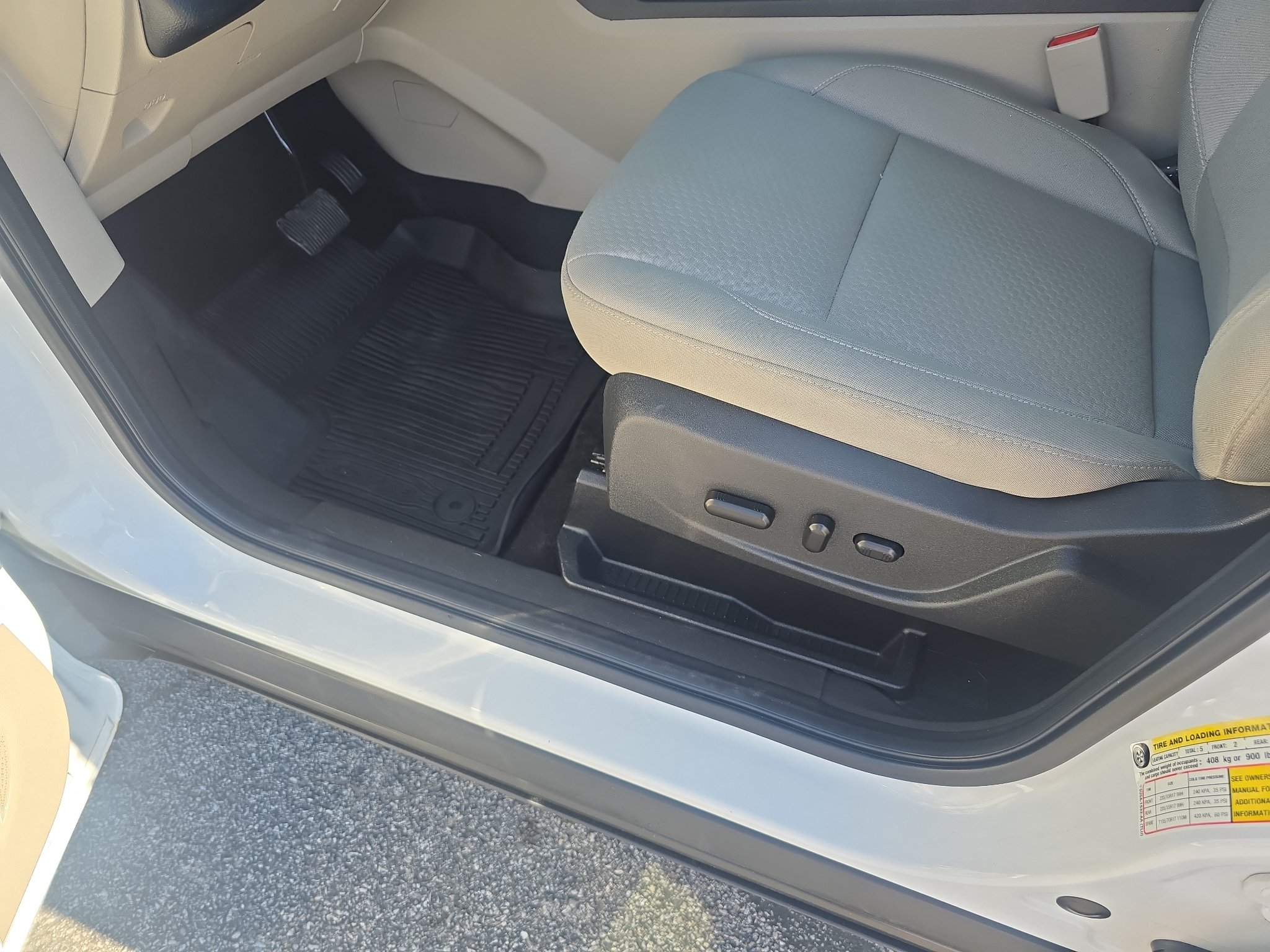 Used 2018 Ford Escape SE w/ Ford Safe & Smart Package FWD image 12