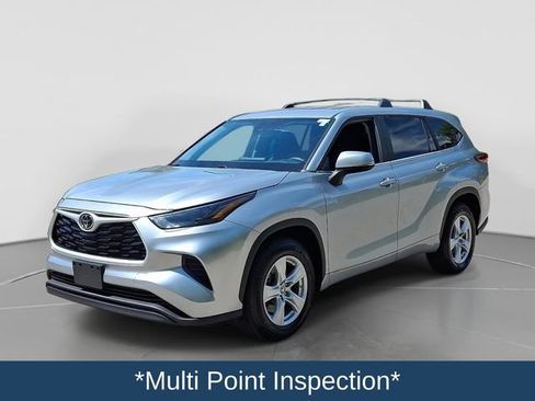 Used 2023 Toyota Highlander L FWD image 4