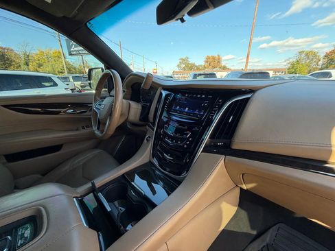 Used 2019 Cadillac Escalade Platinum image 15