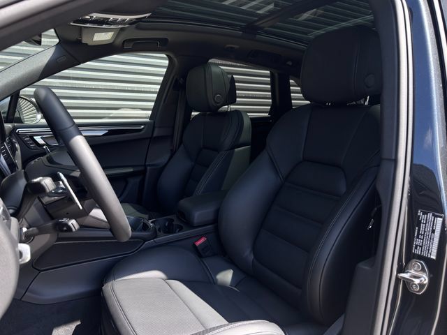 Certified 2026 Porsche Macan AWD/4WD image 5