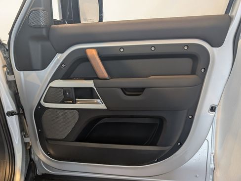 Used 2024 Land Rover Defender 110 SE image 31