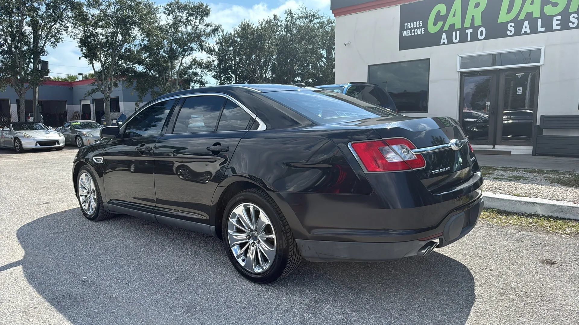Used 2010 Ford Taurus Limited FWD image 3