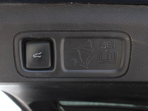 Used 2019 Ford Expedition XLT w/ Equipment Group 202A AWD/4WD image 9