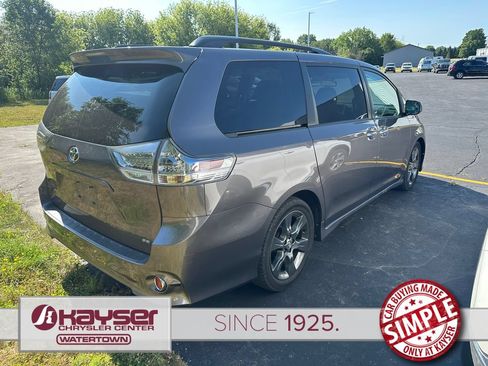 Used 2015 Toyota Sienna SE FWD image 5