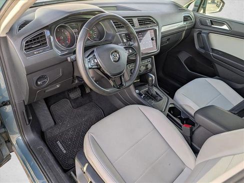 Used 2020 Volkswagen Tiguan SE w/ Panoramic Sunroof Package image 9