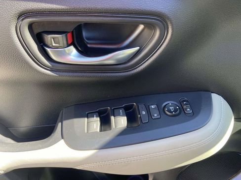 Used 2025 Honda HR-V LX image 13