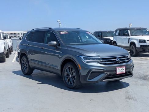 Used 2023 Volkswagen Tiguan SE FWD image 3