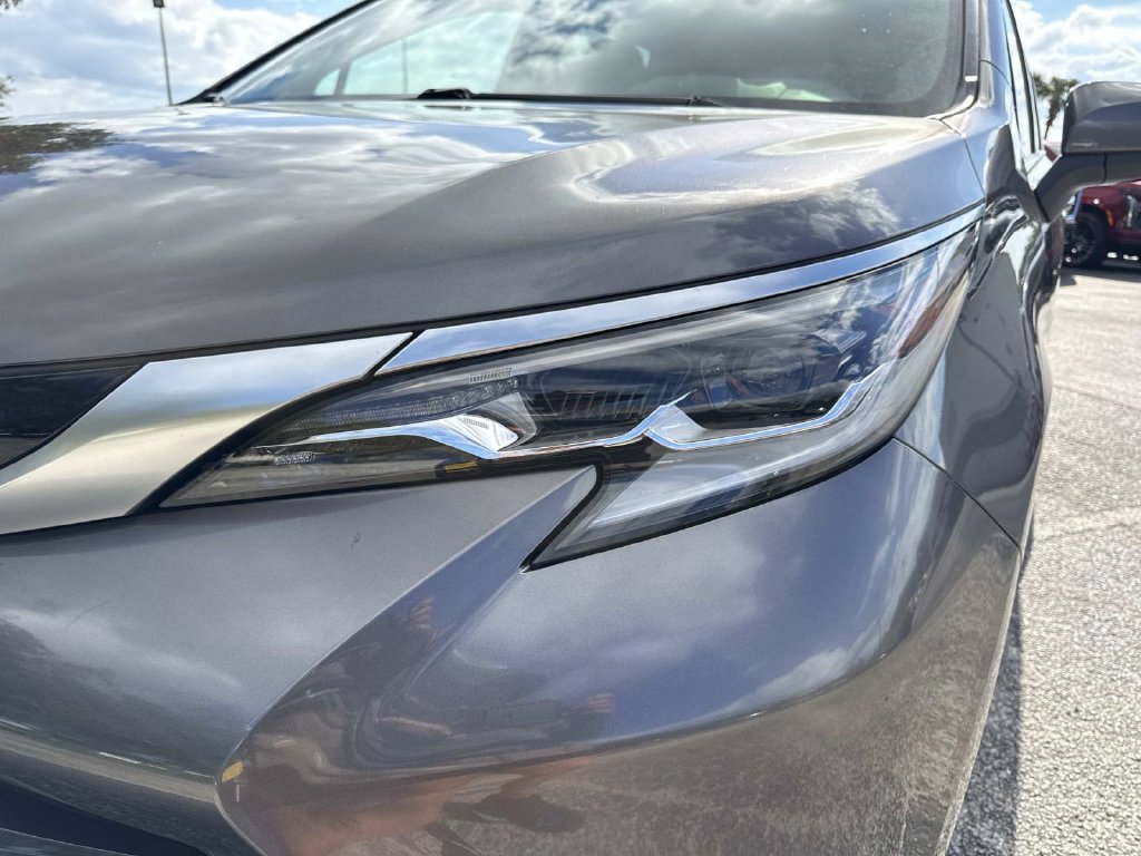 Used 2023 Toyota Sienna Platinum AWD/4WD image 20