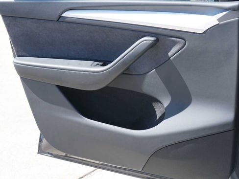 Used 2025 Tesla Model Y Long Range RWD image 17