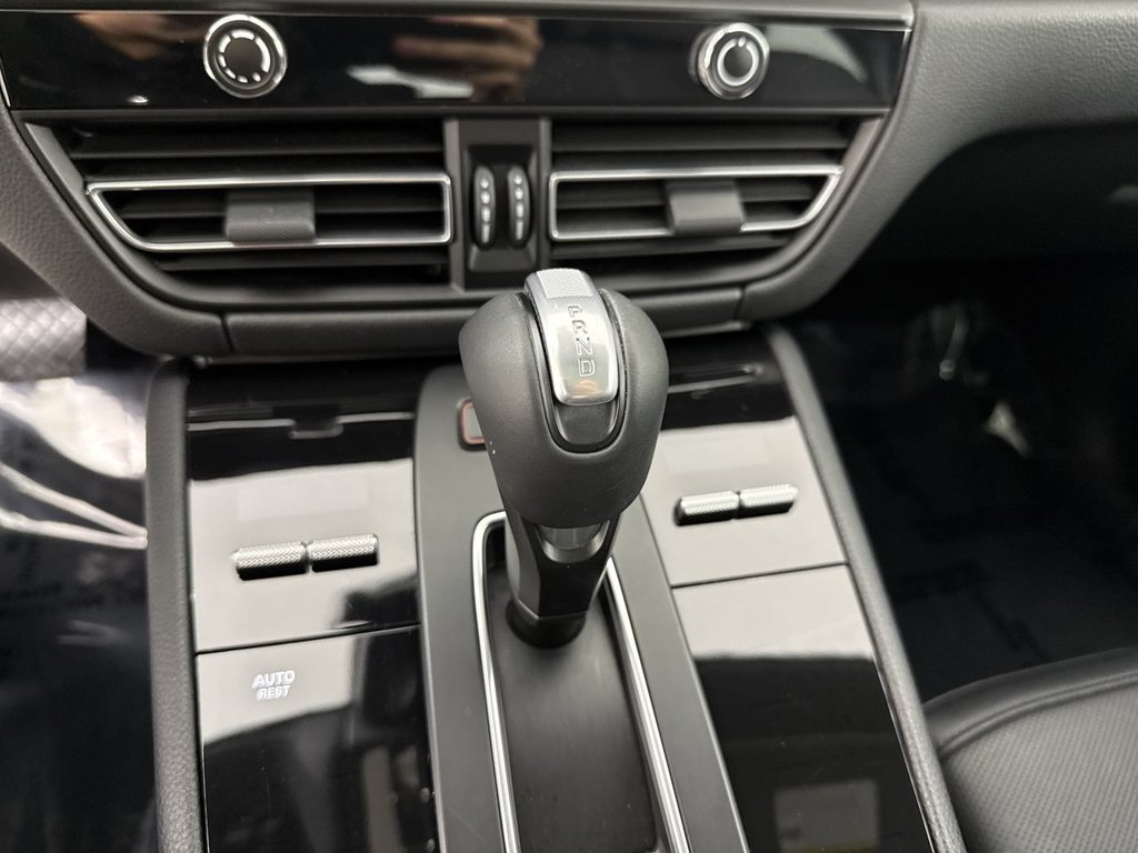 Certified 2026 Porsche Macan AWD/4WD image 32