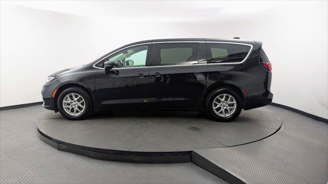 Used 2023 Chrysler Pacifica Touring-L FWD image 3