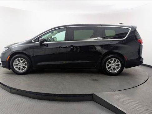 Used 2023 Chrysler Pacifica Touring-L FWD image 3