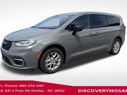 Used 2025 Chrysler Pacifica Select